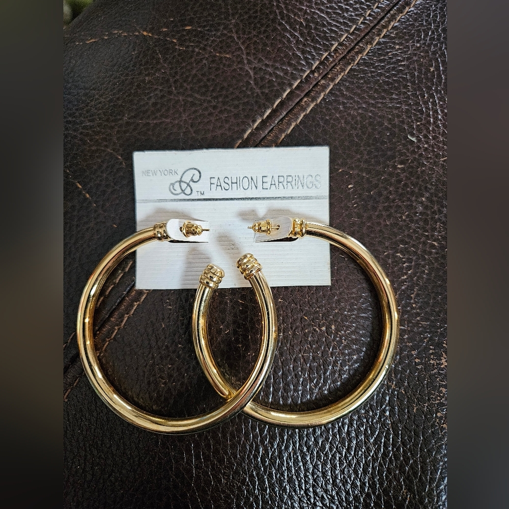 Gold Fashion Hoop Earrings. (A20)